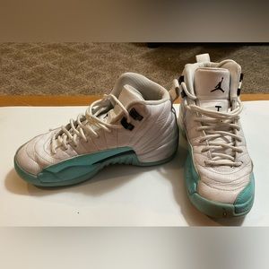 Jordans#23 sneakers woman’s size 5 light aqua/teal color in preowned conditions.